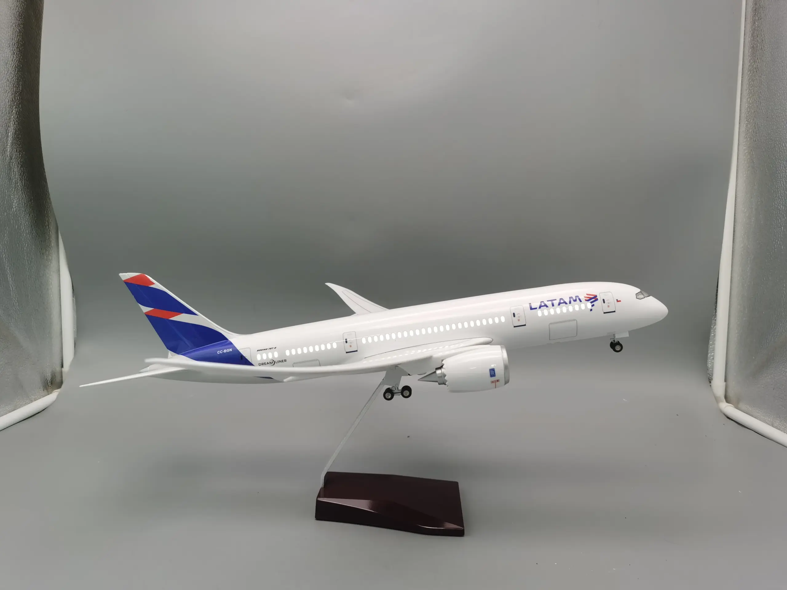 Dreamliner B787 1:150 Scale Diecast Model with LED 4 Dreamliner B787 1:150 Scale Diecast Model with LED - Image 4