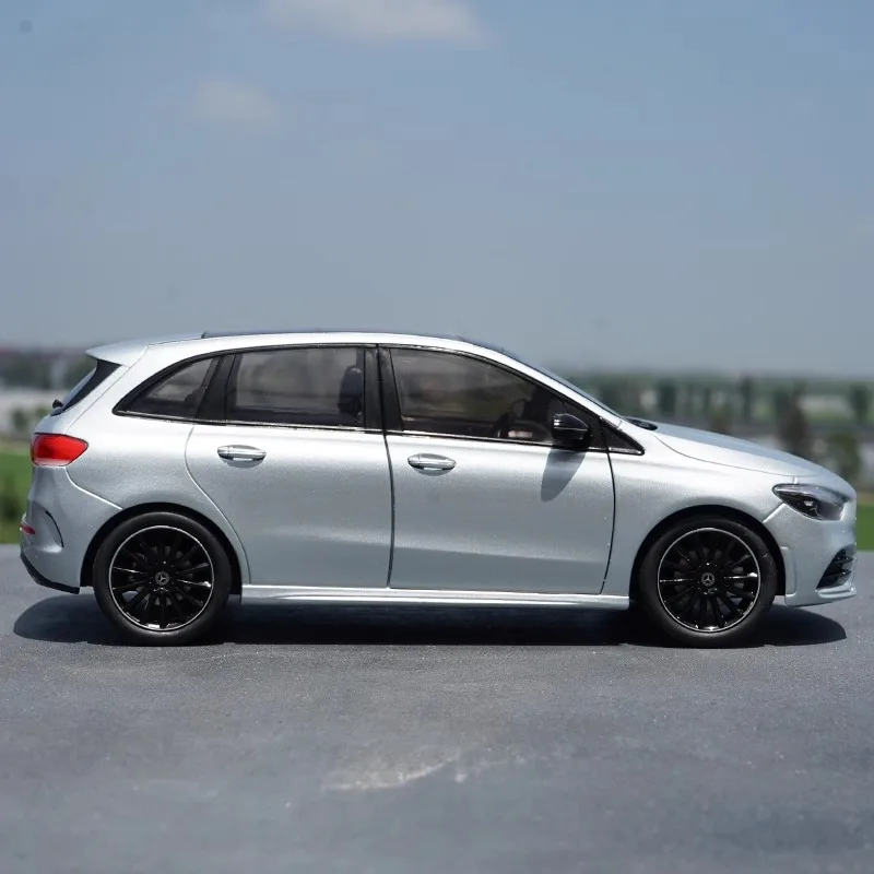 Mercedes-Benz B-Class MPV 1:18 Diecast Model in Silver or Black 5 Mercedes-Benz B-Class MPV 1:18 Diecast Model in Silver or Black - Image 5