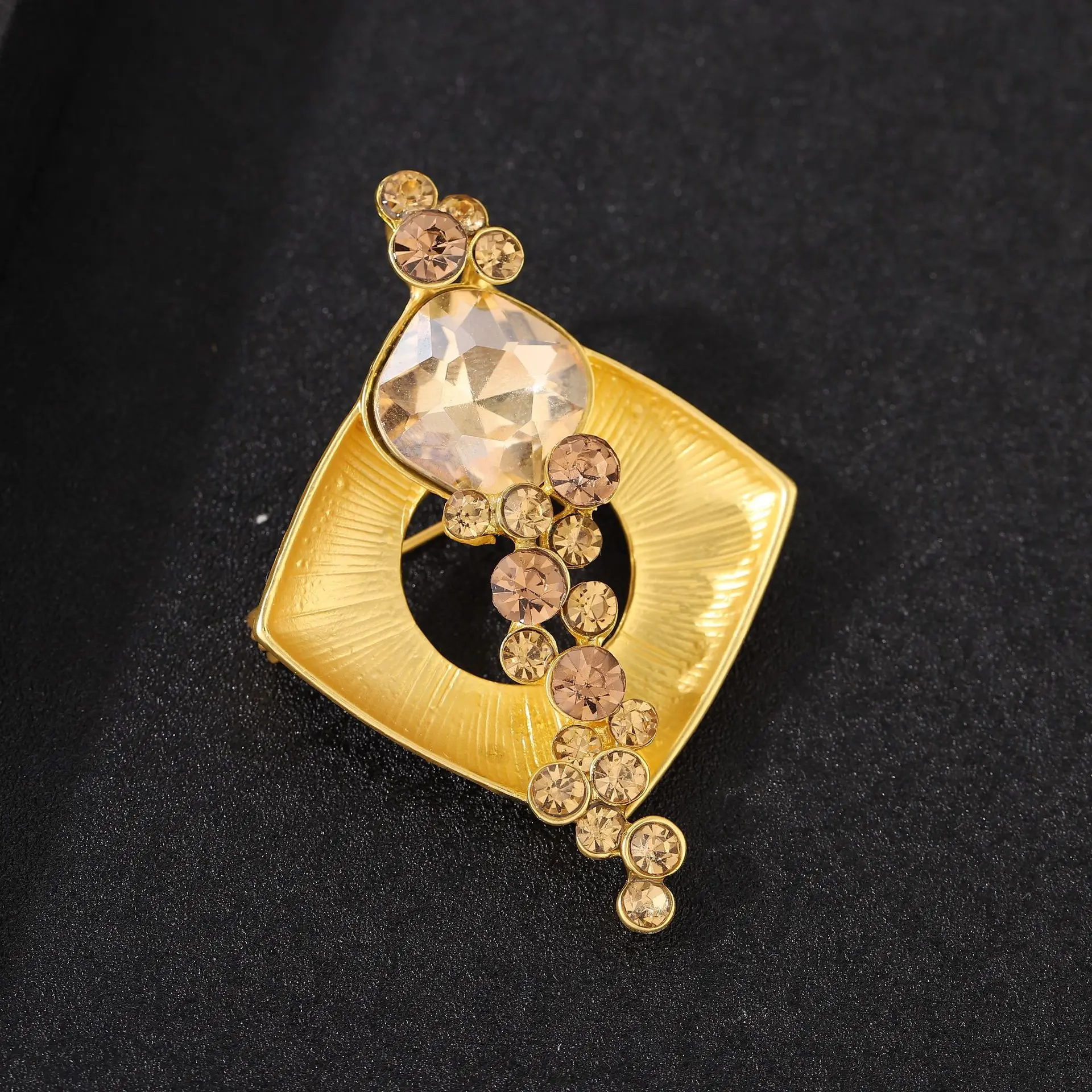 Elegant Unisex Gold-Tone Fashion Brooch 4 Elegant Unisex Gold-Tone Fashion Brooch - Image 4