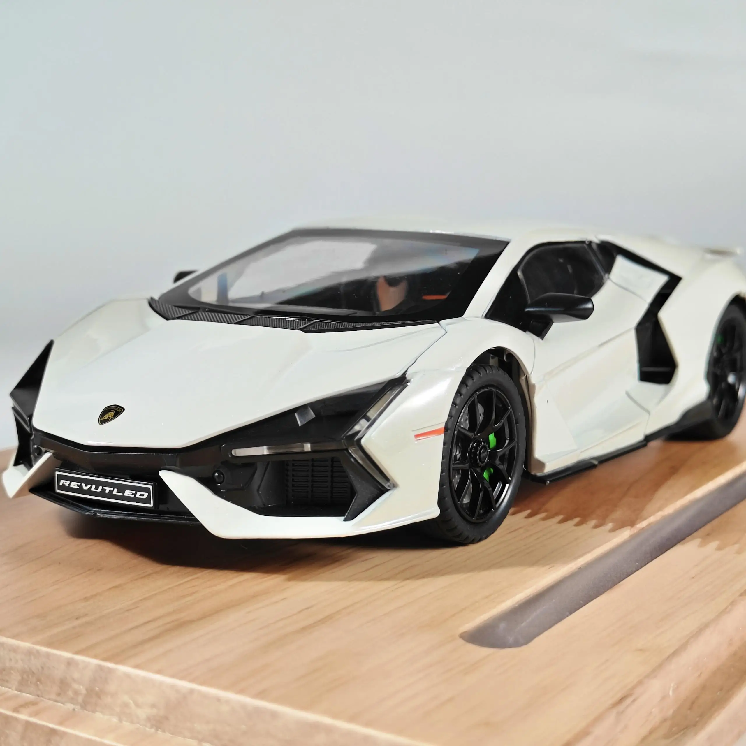 Lamborghini Revuelto 1:24 Diecast Model 6 Lamborghini Revuelto 1:24 Diecast Model - Image 6