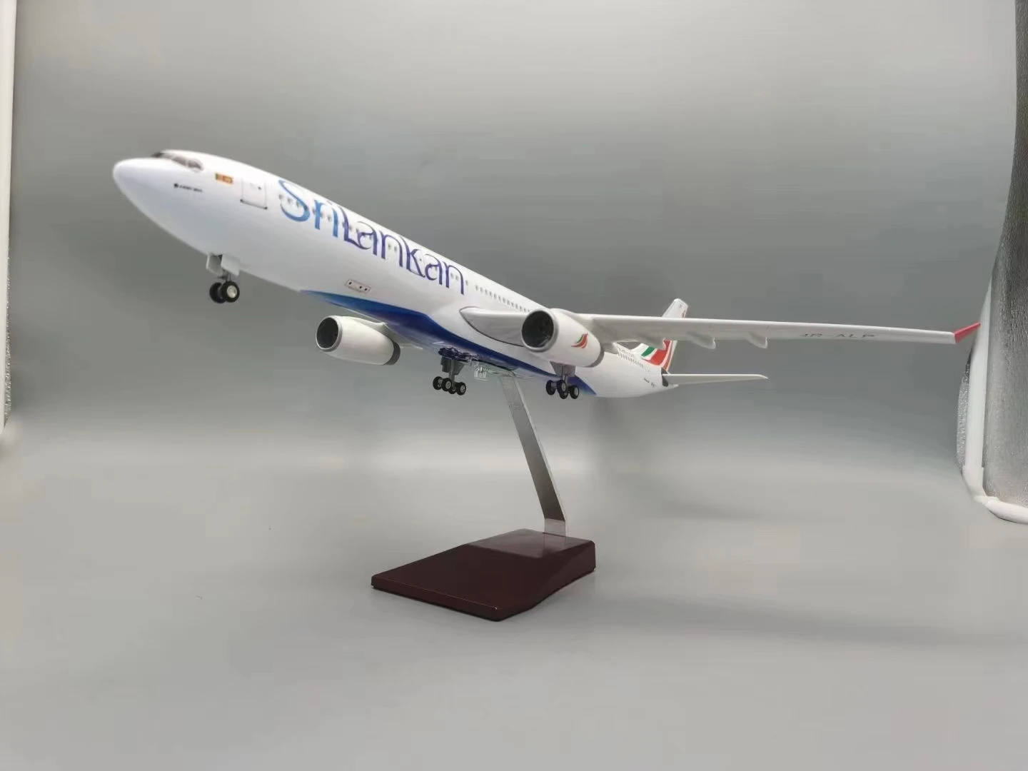 SriLankan Airlines A330 Scale Model — 47cm Display Piece 6 SriLankan Airlines A330 Scale Model — 47cm Display Piece - Image 6