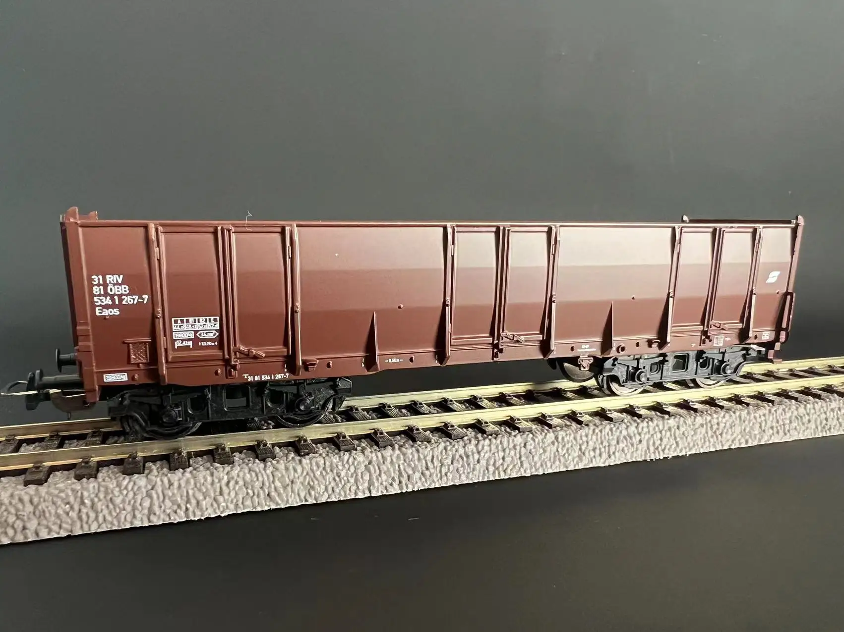 Vibrant Green HO Freight Car from PIKO 10 Vibrant Green HO Freight Car from PIKO - Image 10