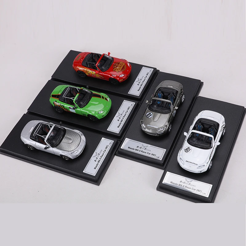 Mazda MX-5 1:64 Scale Diecast Racing Model 3 Mazda MX-5 1:64 Scale Diecast Racing Model - Image 3