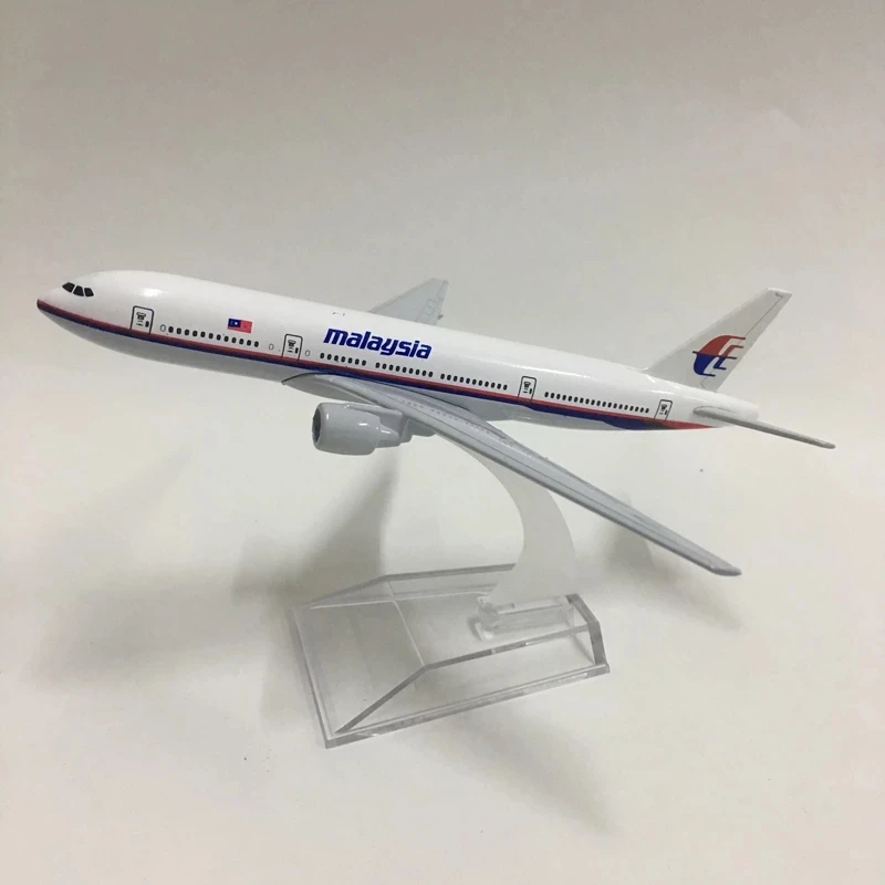 Malaysia Airlines Boeing 777 Model 1/400 Scale 5 Malaysia Airlines Boeing 777 Model 1/400 Scale - Image 5