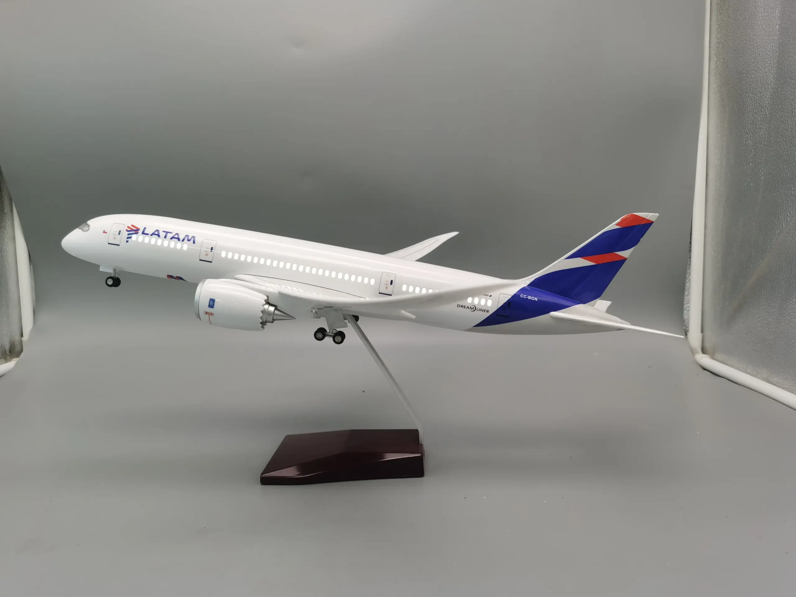 Boeing 787 Diecast Resin Model with LED Light 2 Boeing 787 Diecast Resin Model with LED Light - Image 2