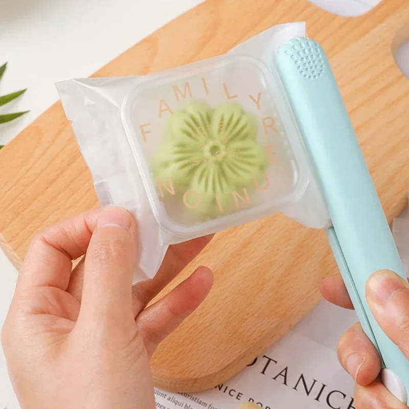 Mini Portable Heat Sealing Machine in Blue 3 Mini Portable Heat Sealing Machine in Blue - Image 3