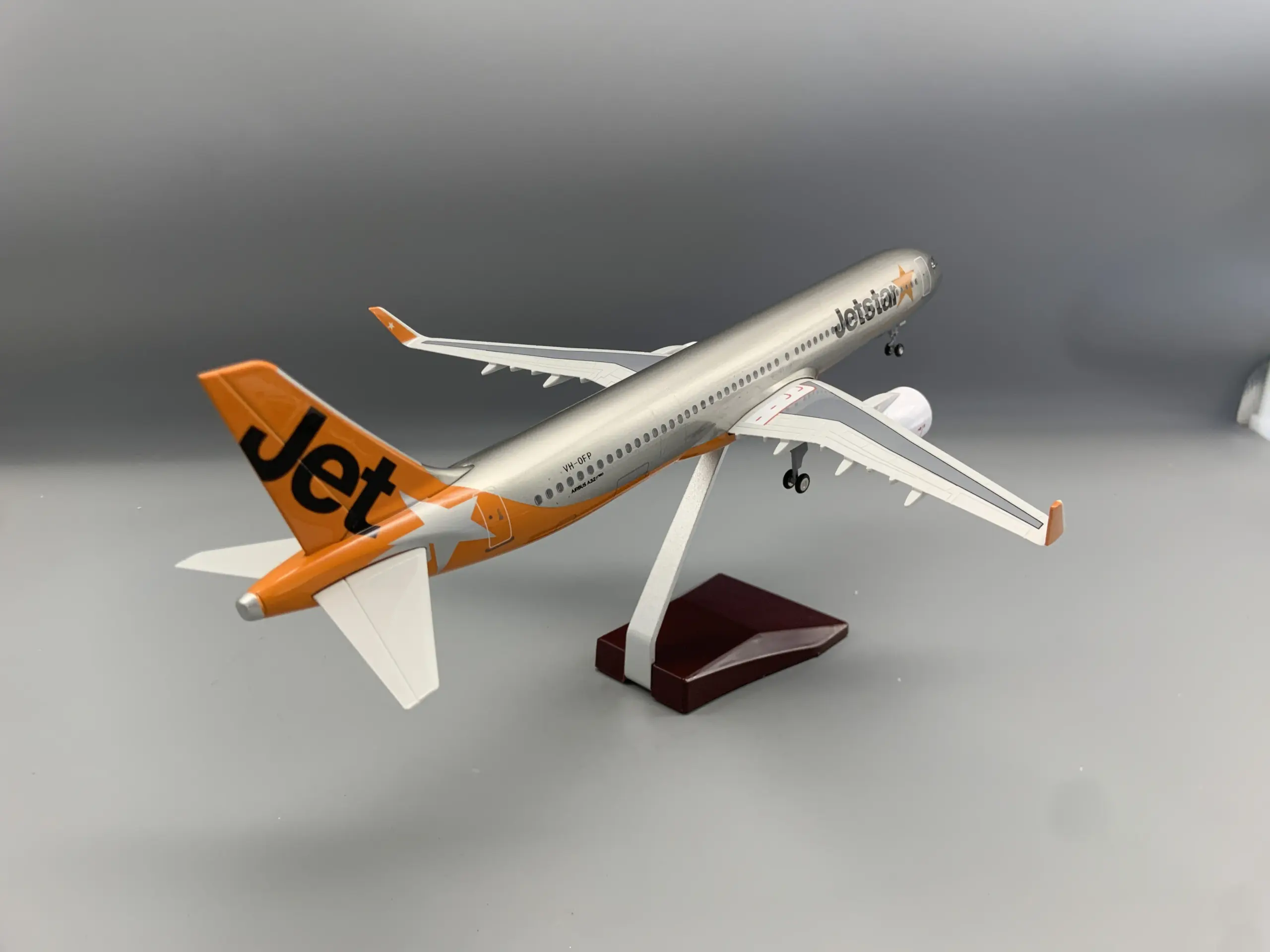 Jetstar Airbus A321 1/100 Scale Model 4 Jetstar Airbus A321 1/100 Scale Model - Image 4