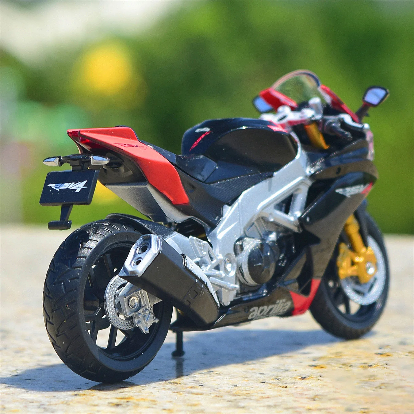 WELLY Yamaha RSV4 Factory 1:18 Detail Model 3 WELLY Yamaha RSV4 Factory 1:18 Detail Model - Image 3