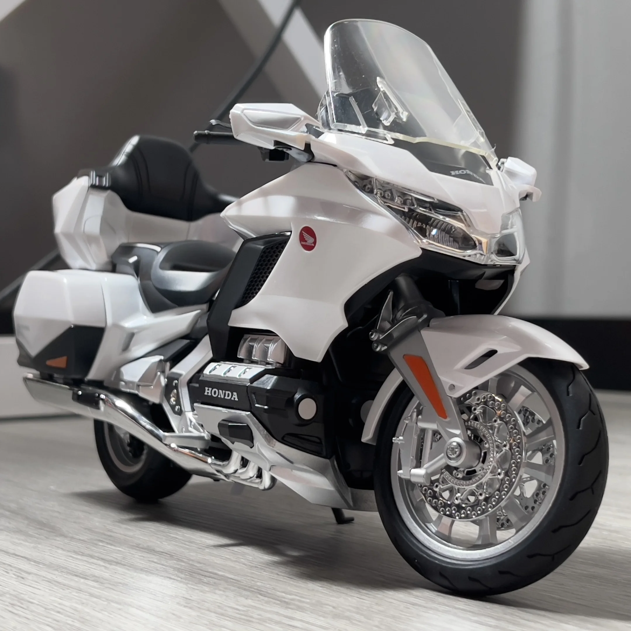 Honda GL1800 Gold Wing Tour 1:9 Diecast Model 5 Honda GL1800 Gold Wing Tour 1:9 Diecast Model - Image 5