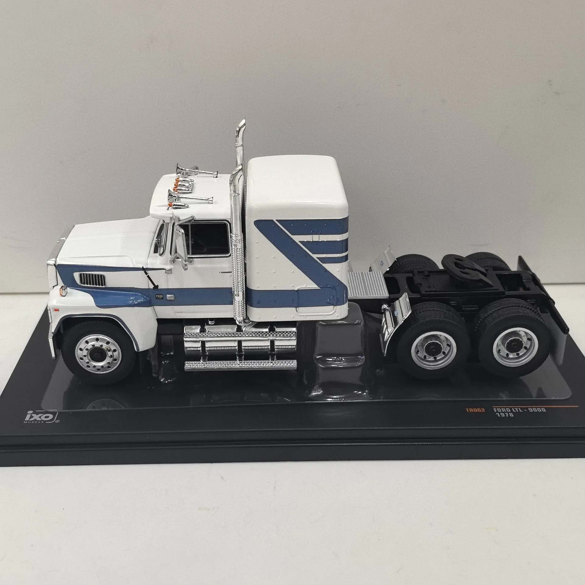 Vintage White Ford LTL-9000 Diecast Model 1:43 Scale 2 Vintage White Ford LTL-9000 Diecast Model 1:43 Scale - Image 2