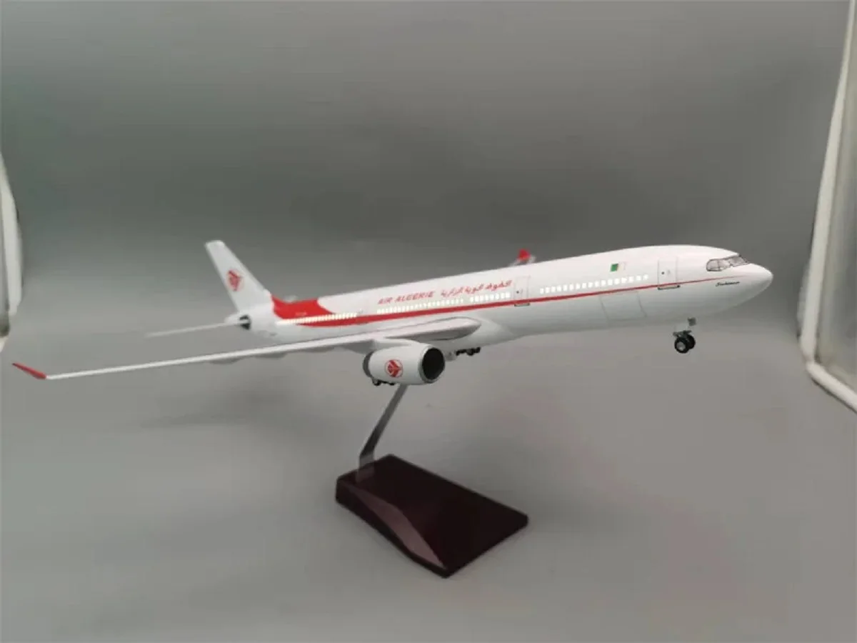 Airbus A330 1:135 Scale Model with LED Light 6 Airbus A330 1:135 Scale Model with LED Light - Image 6