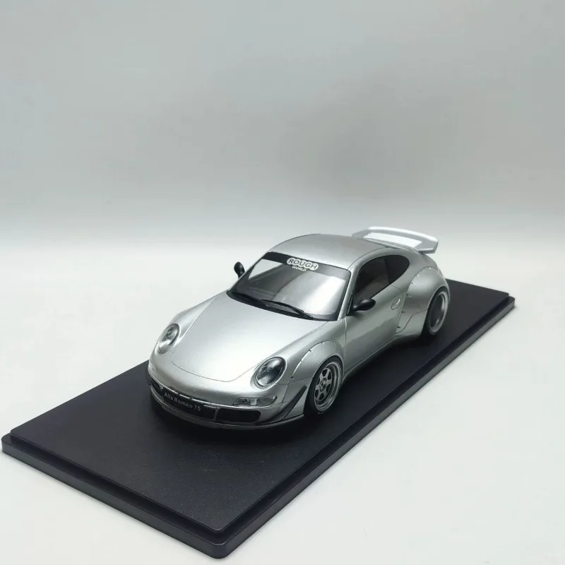 Porsche 911 RWB 1:18 Diecast Model in Pink or Silver 2 Porsche 911 RWB 1:18 Diecast Model in Pink or Silver - Image 2