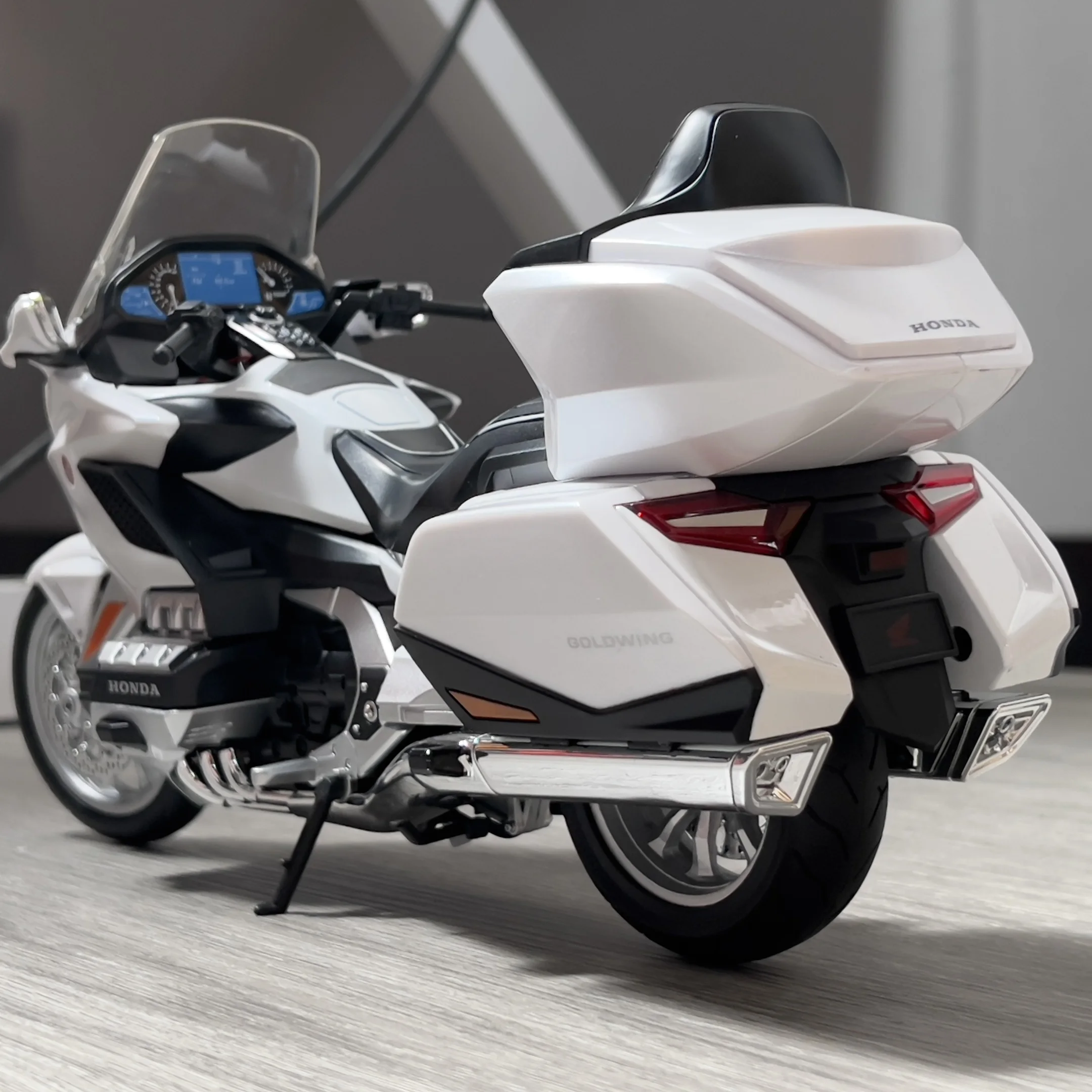 Honda GL1800 Gold Wing Tour 1:9 Diecast Model 2 Honda GL1800 Gold Wing Tour 1:9 Diecast Model - Image 2