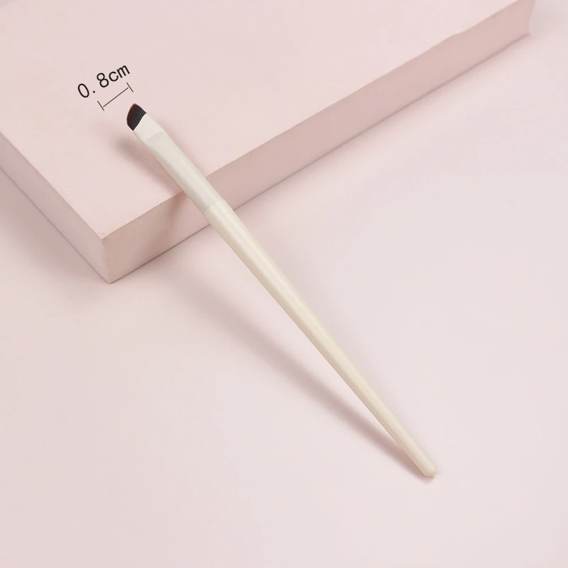 Precision Flat Eyeliner Brush for Detailed Looks 4 Precision Flat Eyeliner Brush for Detailed Looks - Image 4