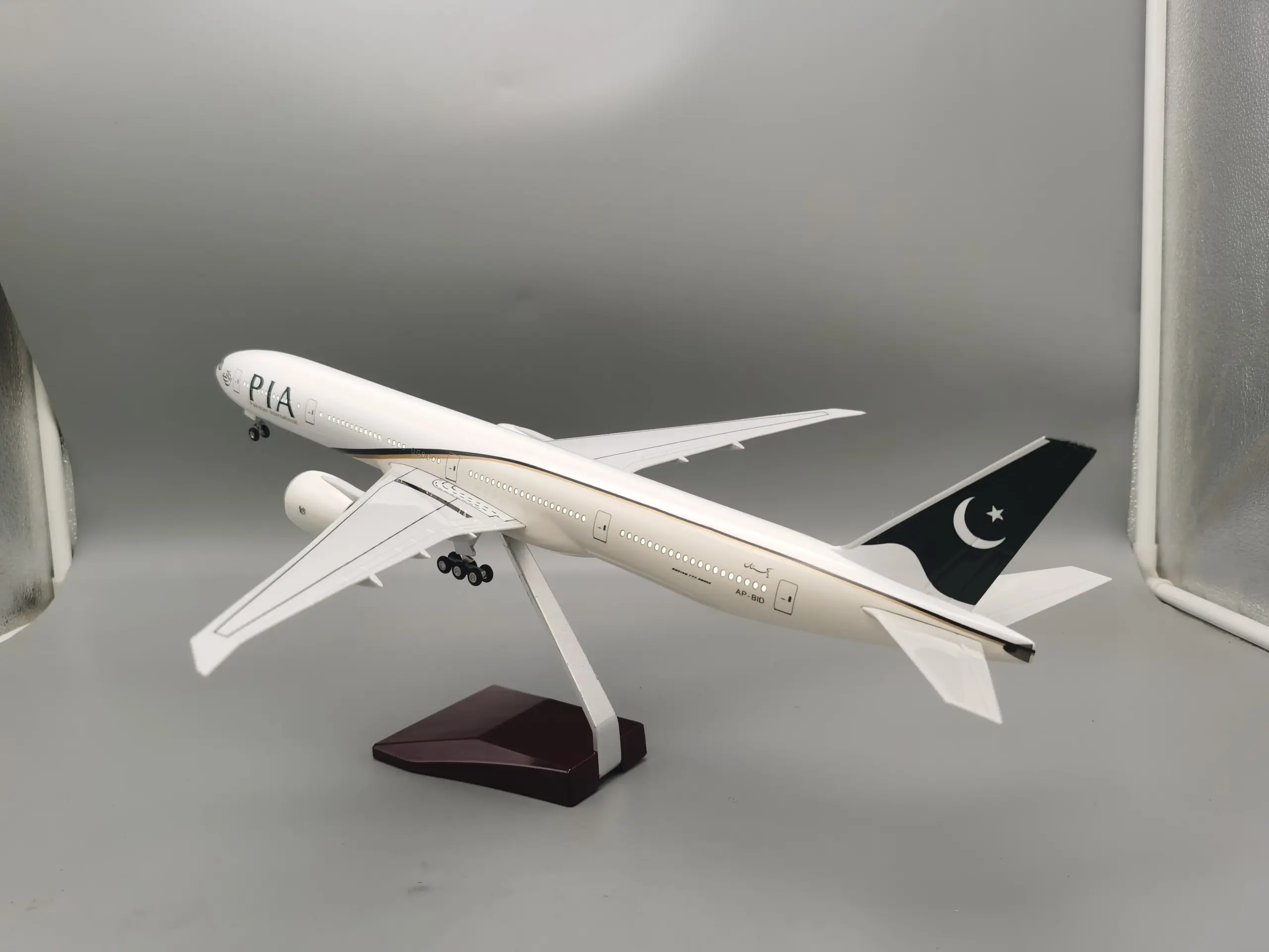 Pakistan Airlines B777 Model Display 47cm 2 Pakistan Airlines B777 Model Display 47cm - Image 2