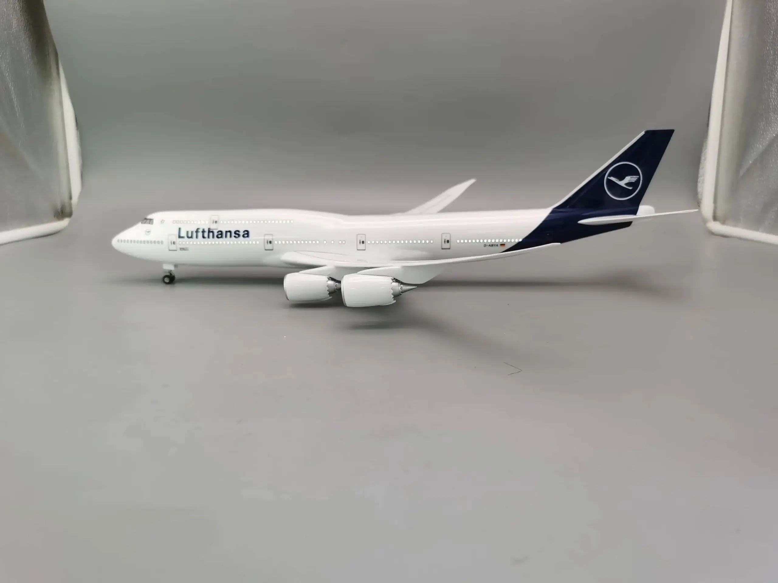 Lufthansa B747 1/150 Scale Aircraft Model 6 Lufthansa B747 1/150 Scale Aircraft Model - Image 6