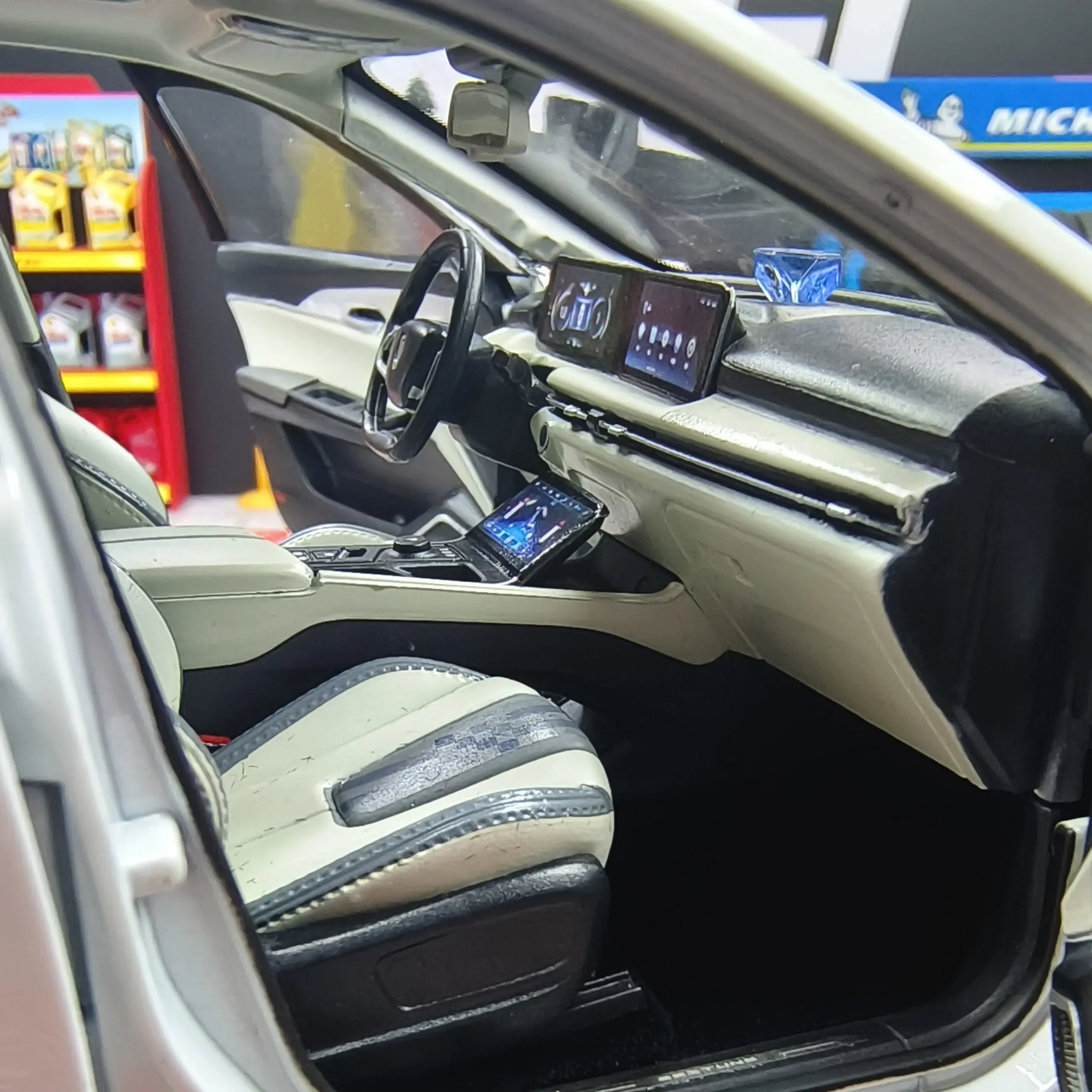 FAW Pentium E01 1:18 Diecast Model 5 FAW Pentium E01 1:18 Diecast Model - Image 5