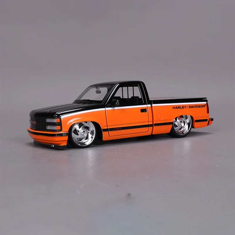 1:24 Toyota Tacoma TRD Pro Die-Cast Model 2 1:24 Toyota Tacoma TRD Pro Die-Cast Model - Image 2