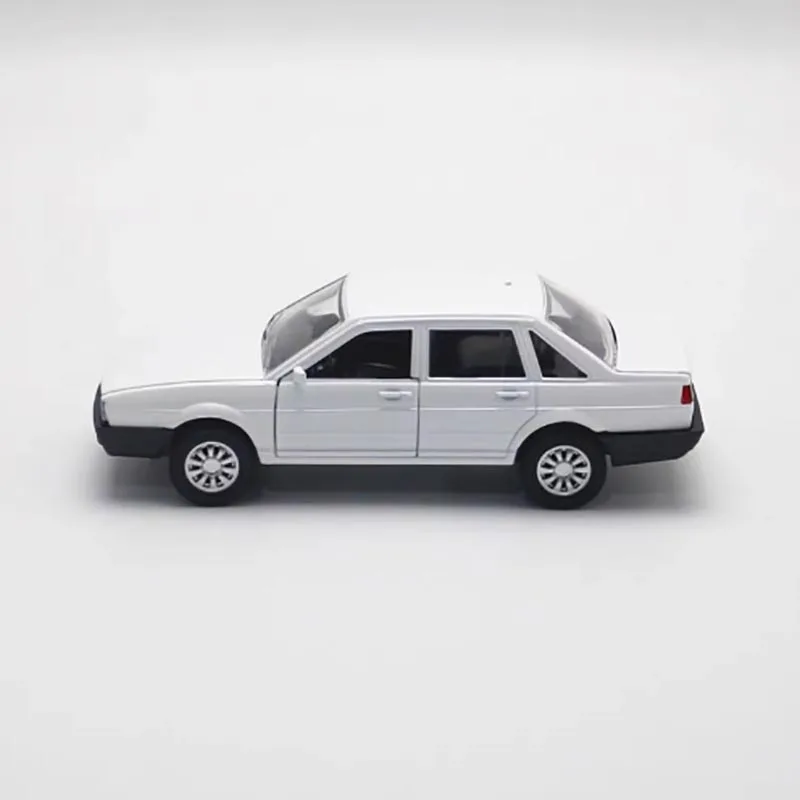 Vintage 1:32 Scale Diecast Car Model 4 Vintage 1:32 Scale Diecast Car Model - Image 4