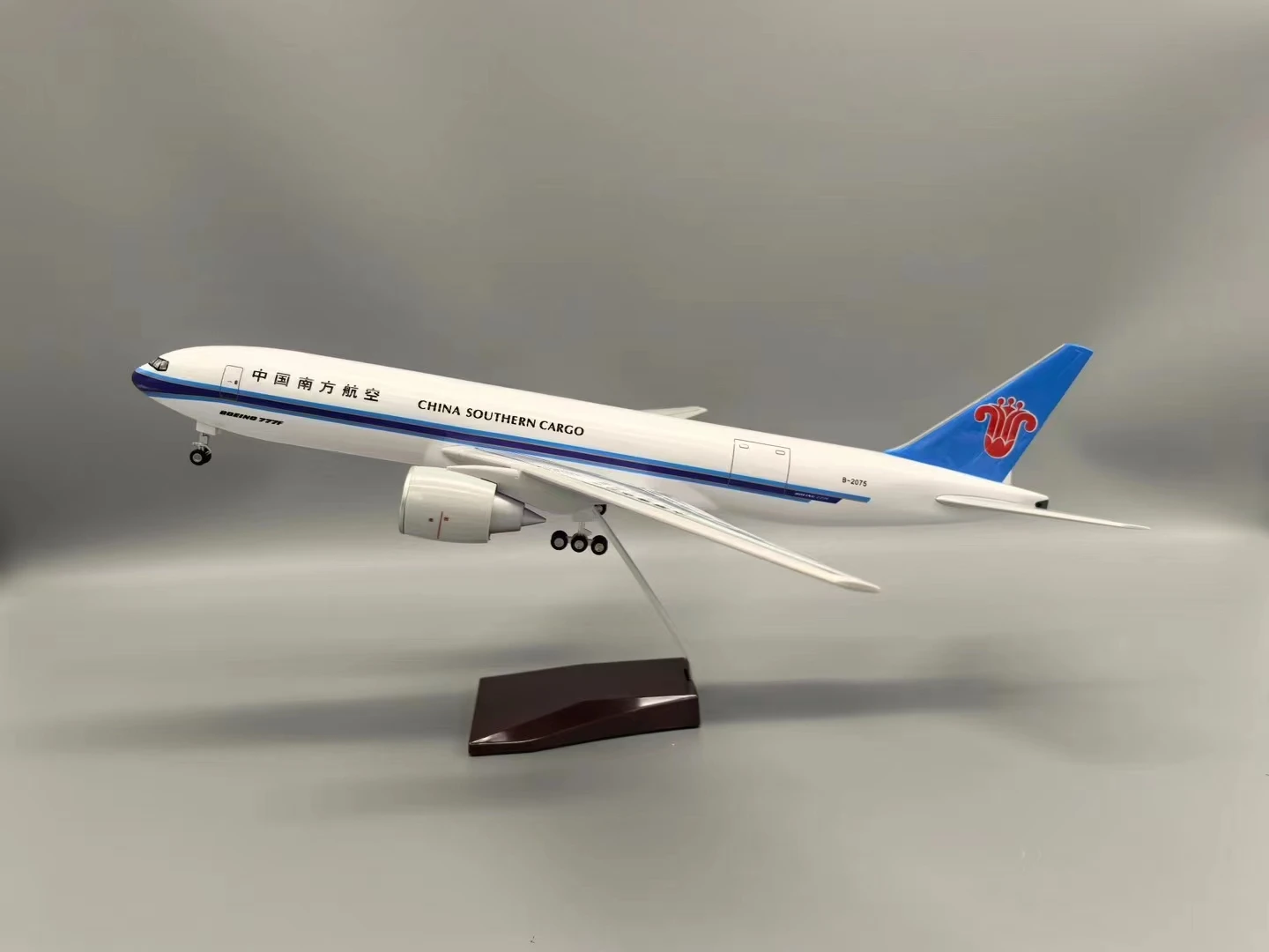 47cm diecast B777 Southern Airlines Cargo model 6 47cm diecast B777 Southern Airlines Cargo model - Image 6