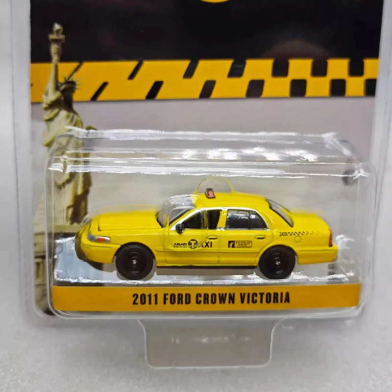 Vibrant NYC Taxi Diecast Model 1/64 5 Vibrant NYC Taxi Diecast Model 1/64 - Image 5