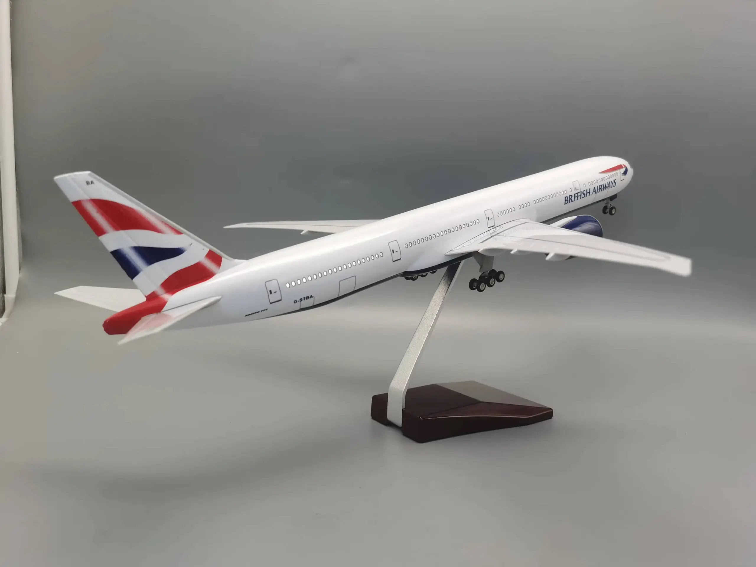 British Airways 47cm Resin Aircraft Model with LED Lighting 5 British Airways 47cm Resin Aircraft Model with LED Lighting - Image 5