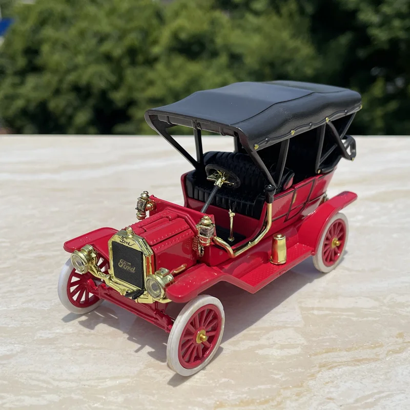 Vintage Red 1:32 Alloy Car Model for Collectors 4 Vintage Red 1:32 Alloy Car Model for Collectors - Image 4