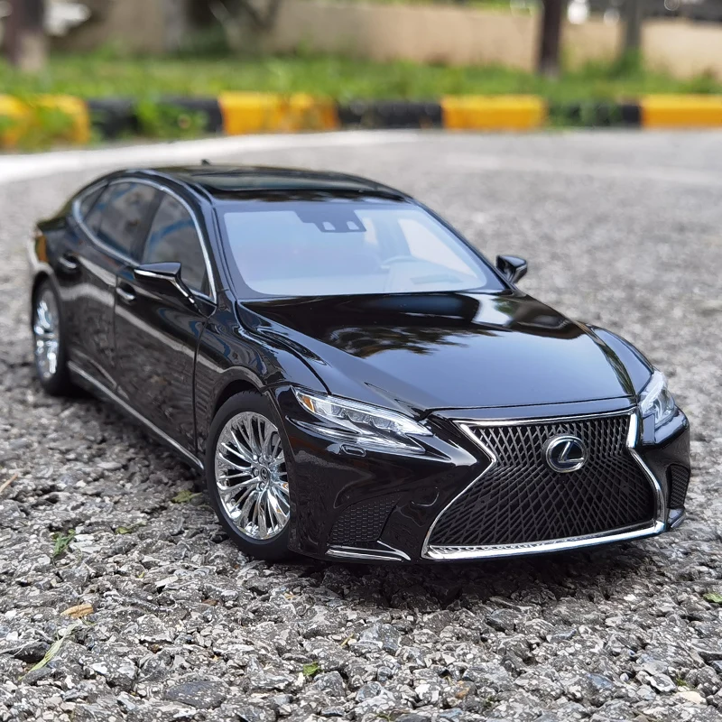 Lexus LS500h 1:18 Scale Model Car 4 Lexus LS500h 1:18 Scale Model Car - Image 4