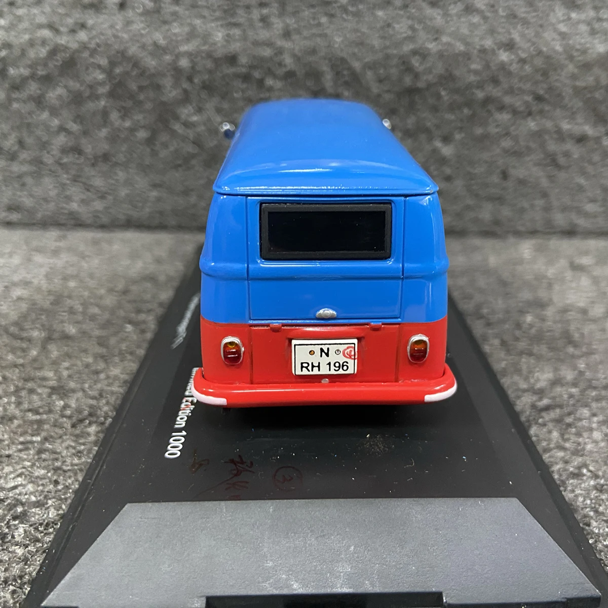 Vintage Volkswagen Bus T1 1:43 Diecast Model 4 Vintage Volkswagen Bus T1 1:43 Diecast Model - Image 4