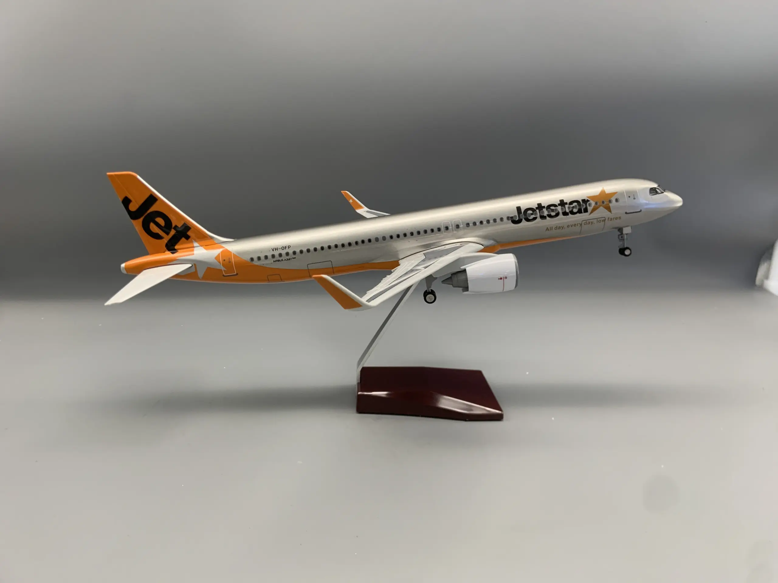 Jetstar Airbus A321 1/100 Scale Model 2 Jetstar Airbus A321 1/100 Scale Model - Image 2