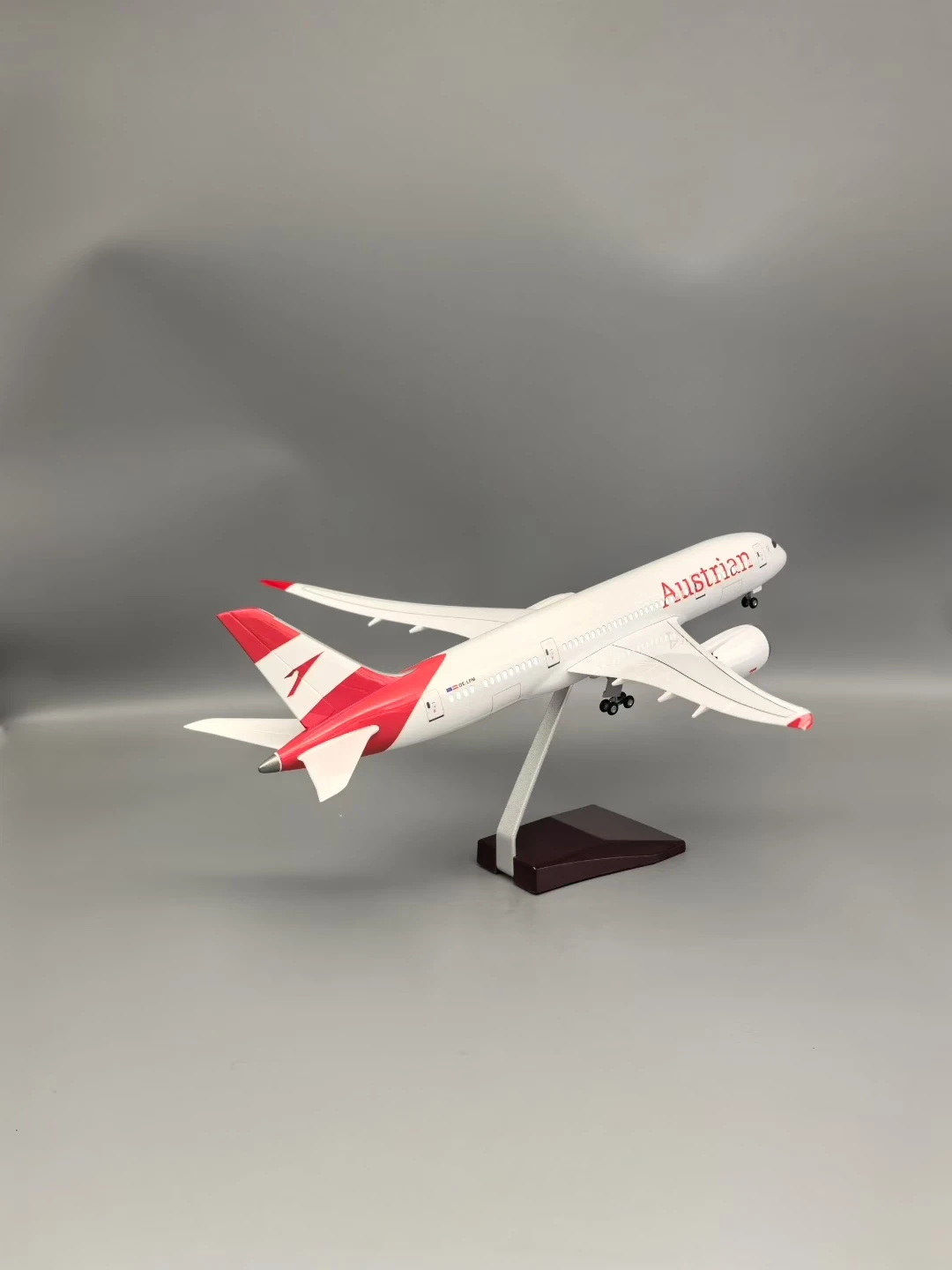 Austrian Boeing B787 Model 1:130 Scale with LED Light 5 Austrian Boeing B787 Model 1:130 Scale with LED Light - Image 5