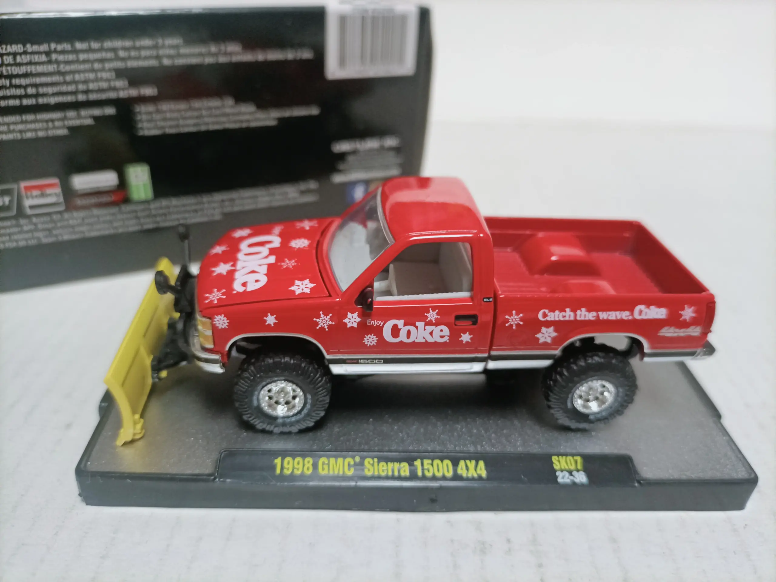 1998 GMC Sierra 1500 4x4 Diecast Model 2 1998 GMC Sierra 1500 4x4 Diecast Model - Image 2