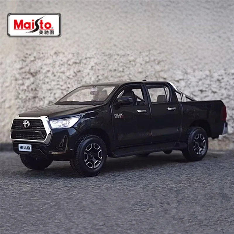 1:27 Scale Toyota Hilux Diecast Model 4 1:27 Scale Toyota Hilux Diecast Model - Image 4