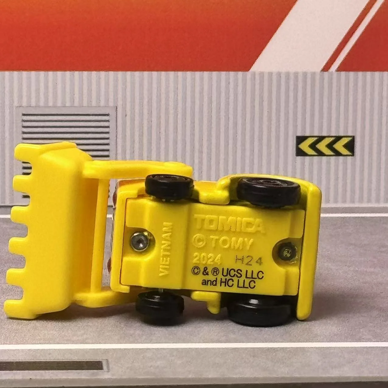 Curious George Excavator Bus Diecast Model 1:64 6 Curious George Excavator Bus Diecast Model 1:64 - Image 6