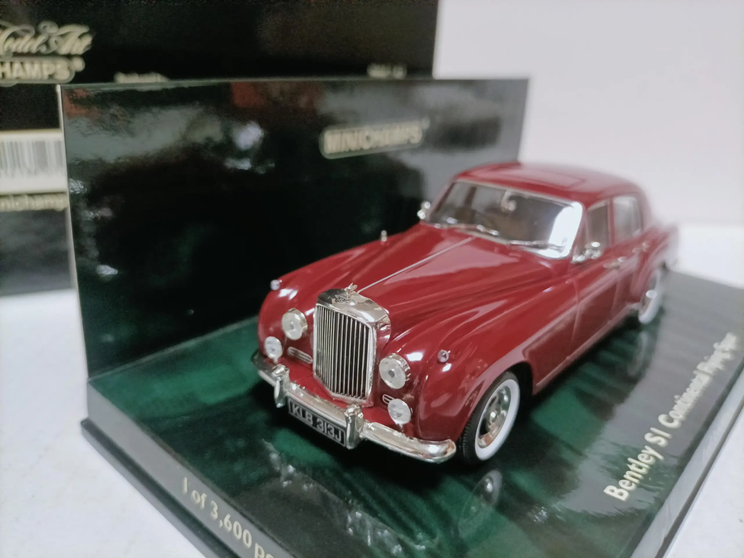 1955 Bentley S1 Flying Spur Diecast Model in White 4 1955 Bentley S1 Flying Spur Diecast Model in White - Image 4