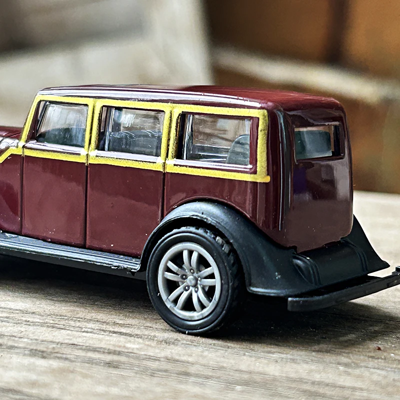 1:43 Vintage Car Model in Alloy 5 1:43 Vintage Car Model in Alloy - Image 5
