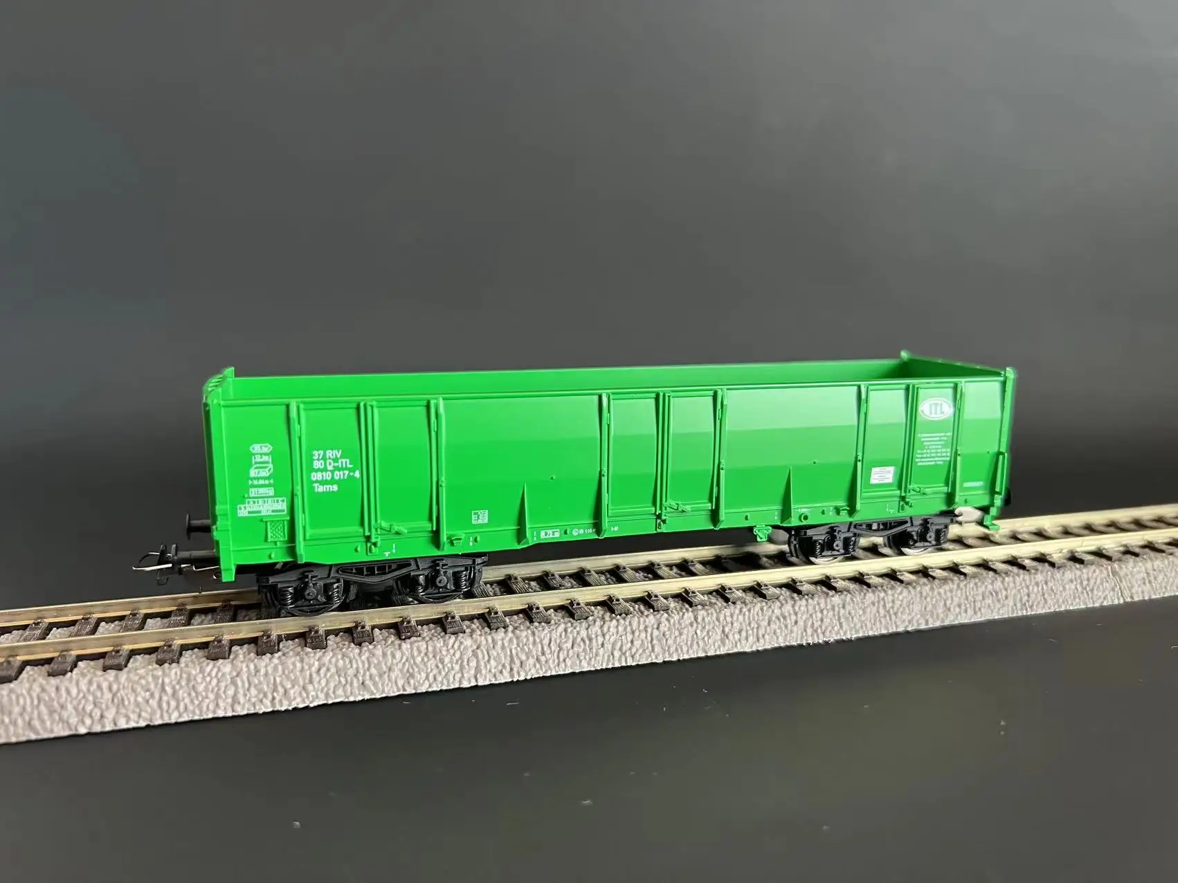 Vibrant Green HO Freight Car from PIKO 9 Vibrant Green HO Freight Car from PIKO - Image 9