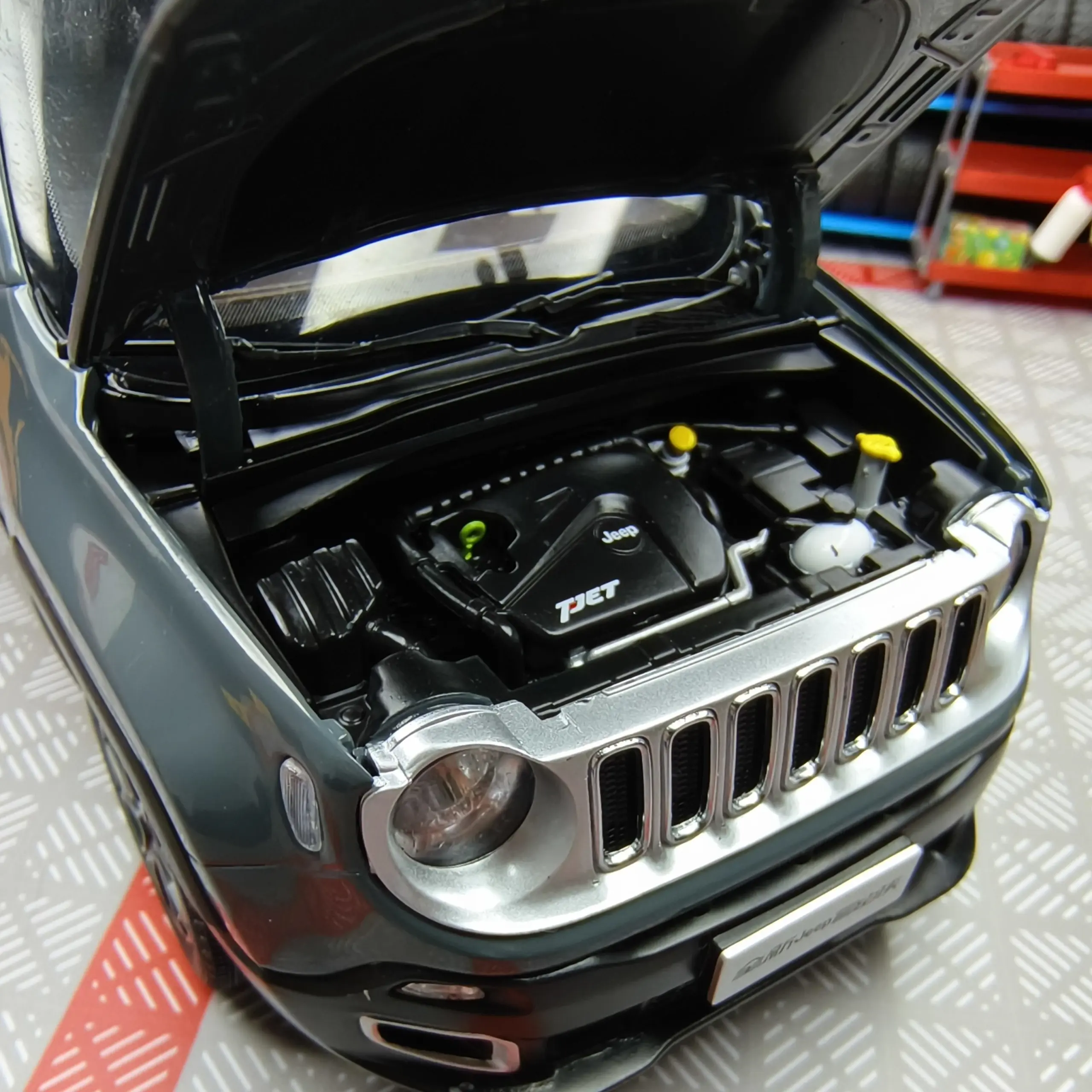 Jeep Renegade SUV 1:18 Diecast Model 5 Jeep Renegade SUV 1:18 Diecast Model - Image 5