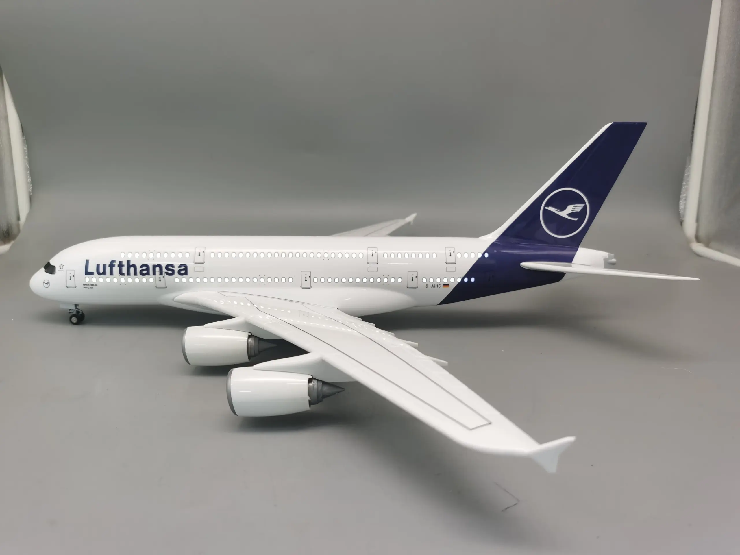 Lufthansa Airbus A380 1:160 Diecast Model 3 Lufthansa Airbus A380 1:160 Diecast Model - Image 3