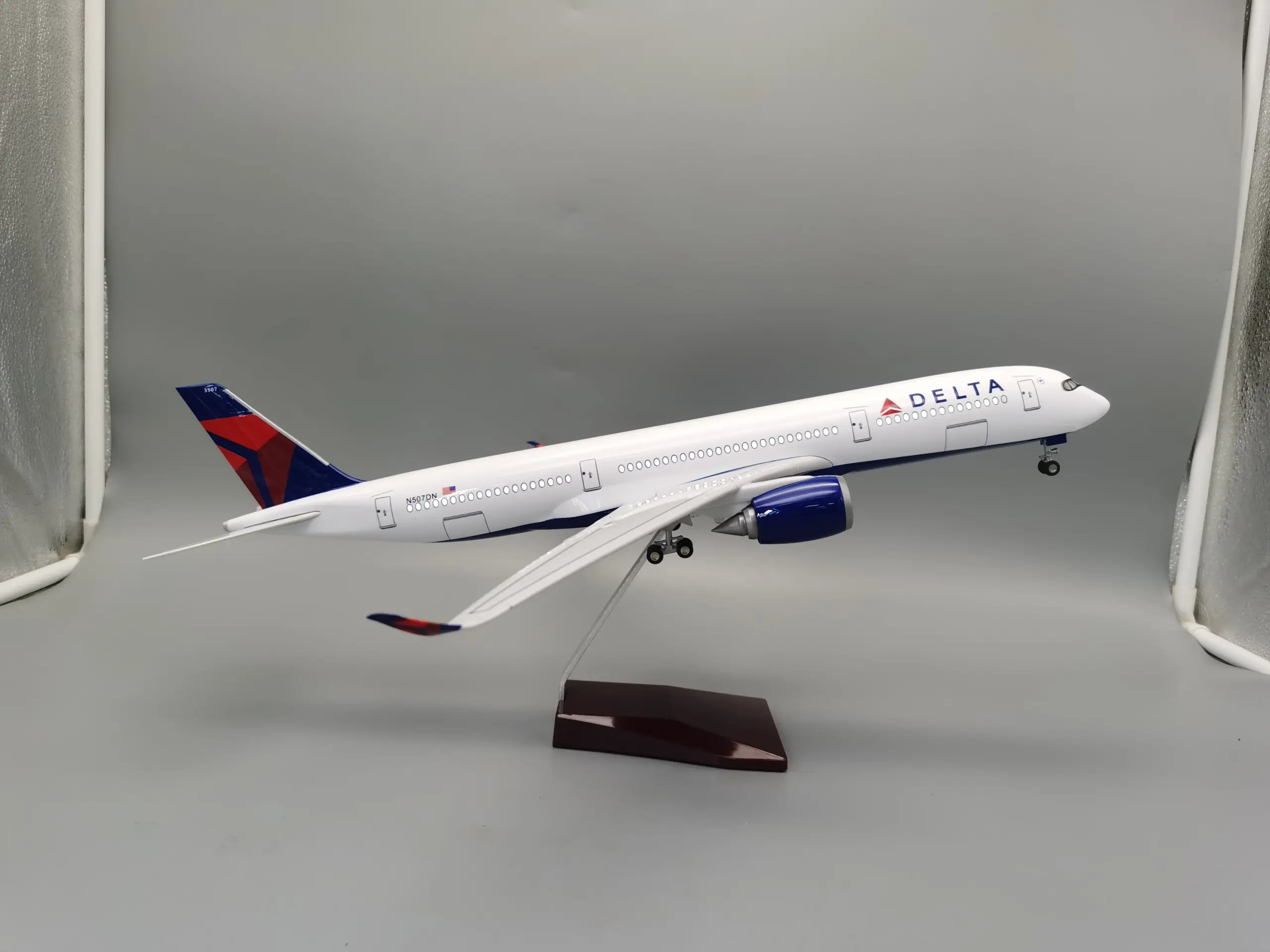 Delta Airlines Airbus A350 Diecast Model 47cm 1:142 3 Delta Airlines Airbus A350 Diecast Model 47cm 1:142 - Image 3