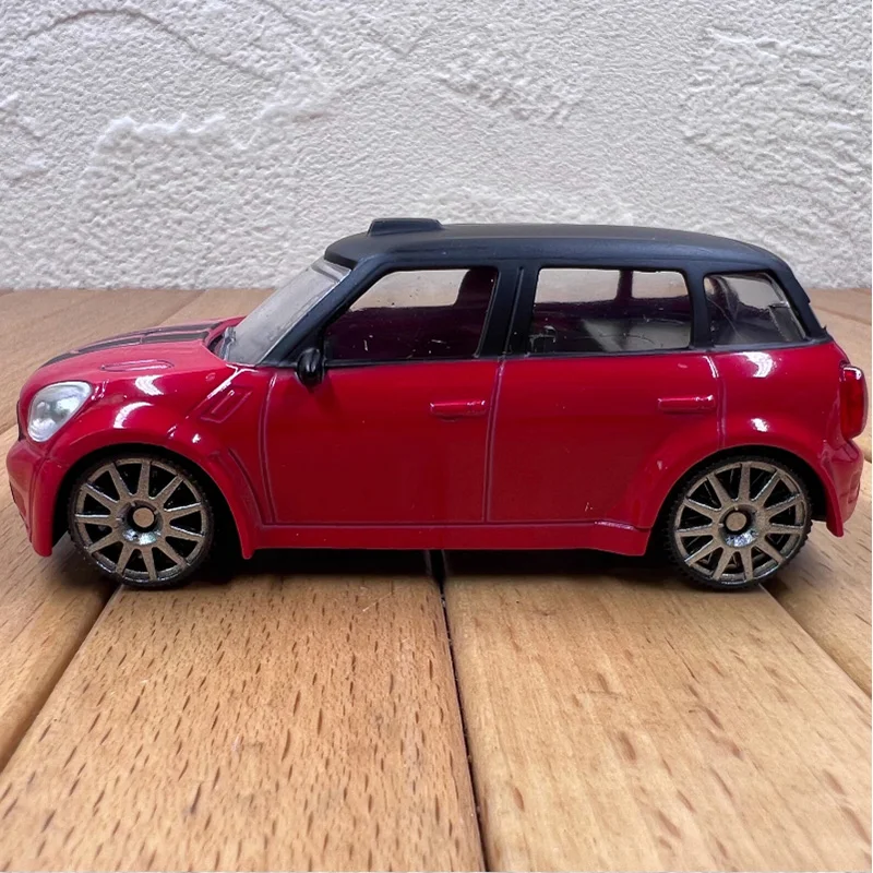 Red MINI Countryman 1:43 Diecast Model 3 Red MINI Countryman 1:43 Diecast Model - Image 3