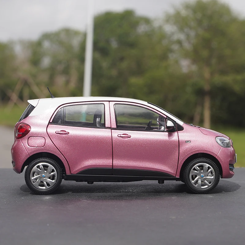 Vibrant Pink 1:18 Diecast Model Car 3 Vibrant Pink 1:18 Diecast Model Car - Image 3