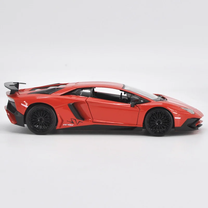 Lamborghini Aventador LP750-4 SV Diecast Model 1:24 5 Lamborghini Aventador LP750-4 SV Diecast Model 1:24 - Image 5