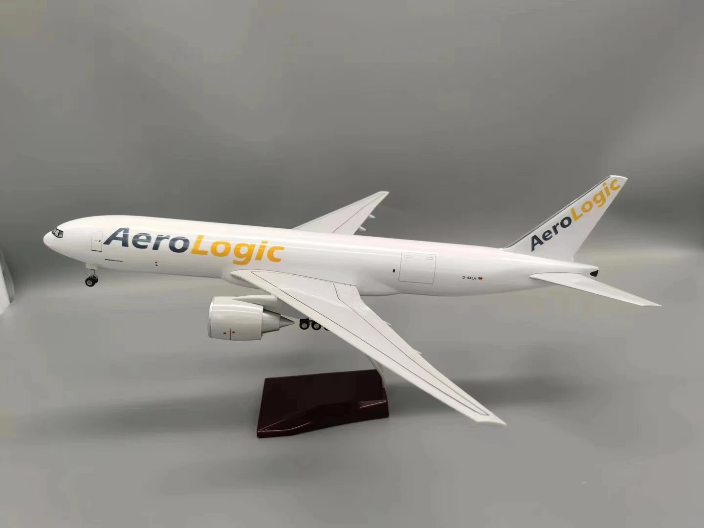 Aerologic Boeing B777-200 Model Illusion 1/142 Scale 4 Aerologic Boeing B777-200 Model Illusion 1/142 Scale - Image 4