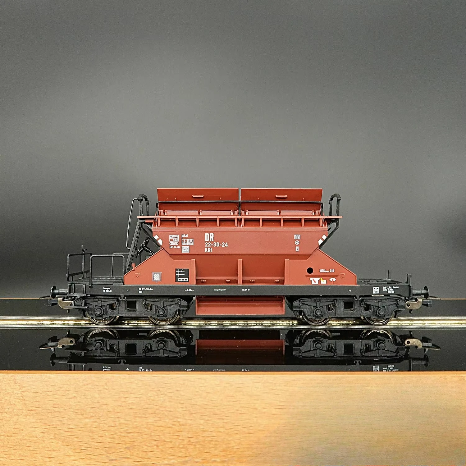 HO Scale Grain Car Model 54320 with Realistic Detailing 4 HO Scale Grain Car Model 54320 with Realistic Detailing - Image 4