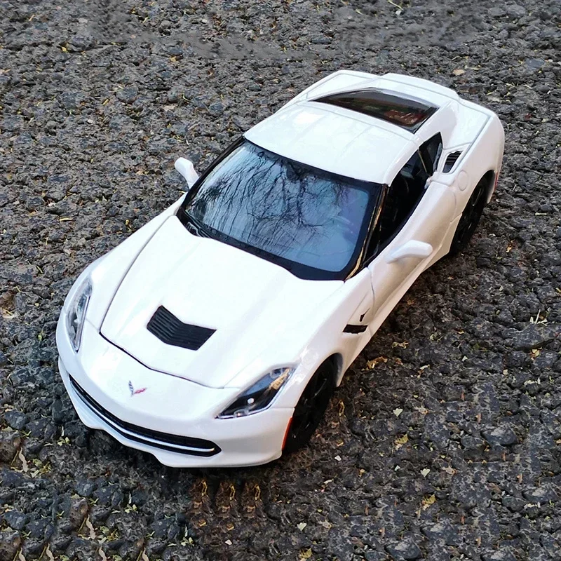 White 1:24 Diecast Chevrolet Corvette Model 2 White 1:24 Diecast Chevrolet Corvette Model - Image 2