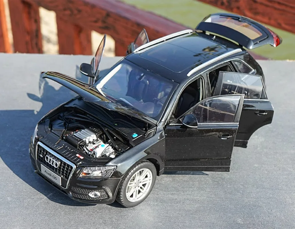 1/18 Scale Volkswagen Audi Q5 SUV Diecast Model 4 1/18 Scale Volkswagen Audi Q5 SUV Diecast Model - Image 4
