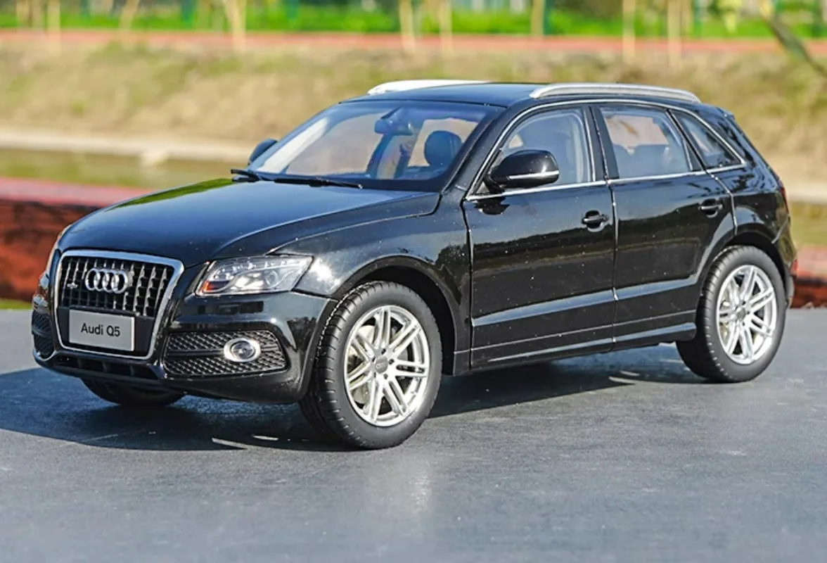 1/18 Scale Volkswagen Audi Q5 SUV Diecast Model 2 1/18 Scale Volkswagen Audi Q5 SUV Diecast Model - Image 2