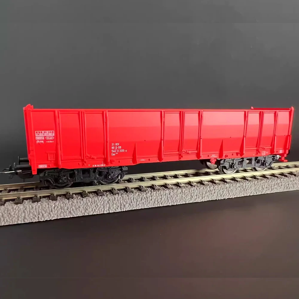 Vibrant Green HO Freight Car from PIKO 3 Vibrant Green HO Freight Car from PIKO - Image 3