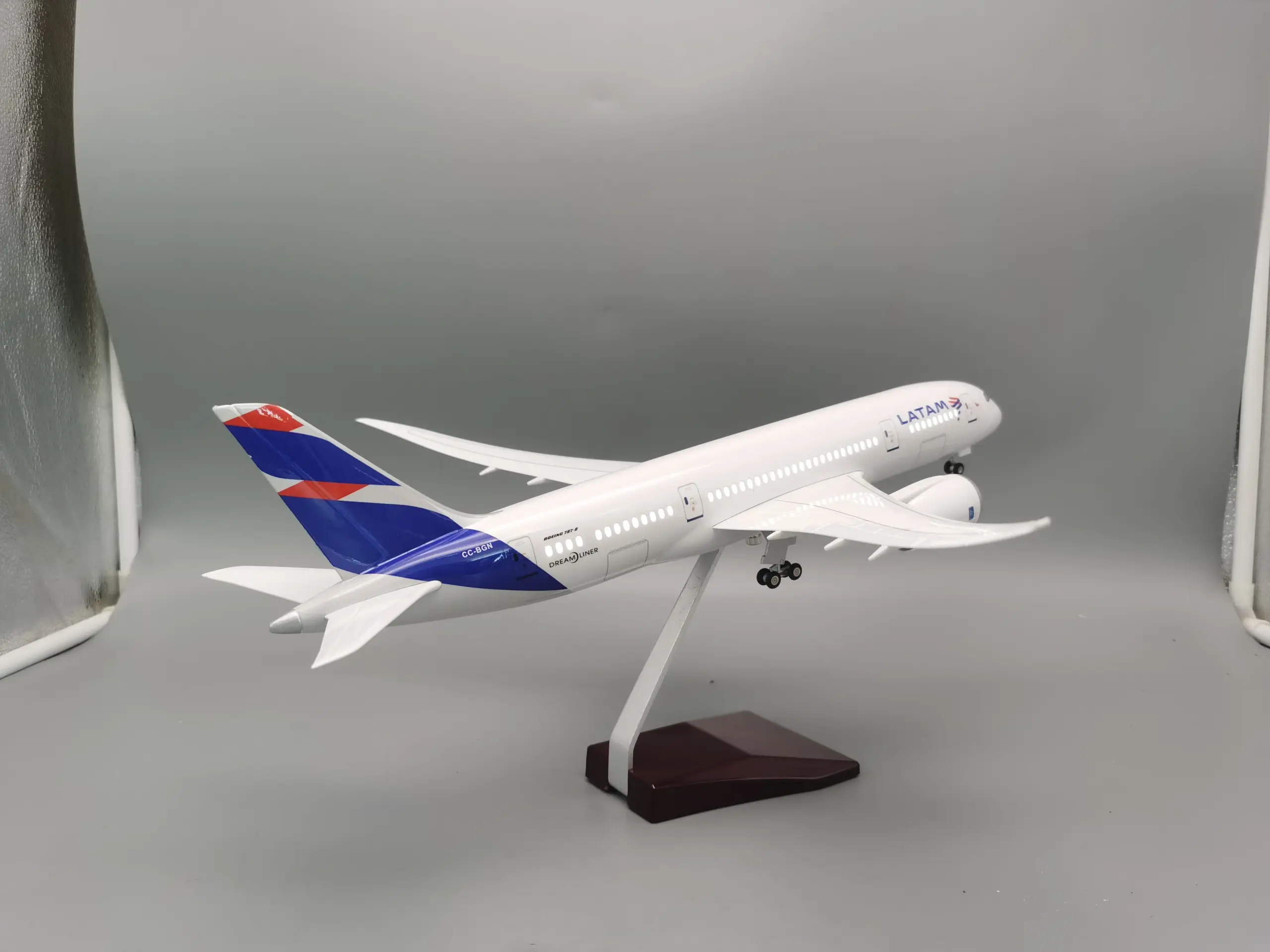 LATAM Airlines Boeing 787 Model 1/130 Scale 5 LATAM Airlines Boeing 787 Model 1/130 Scale - Image 5